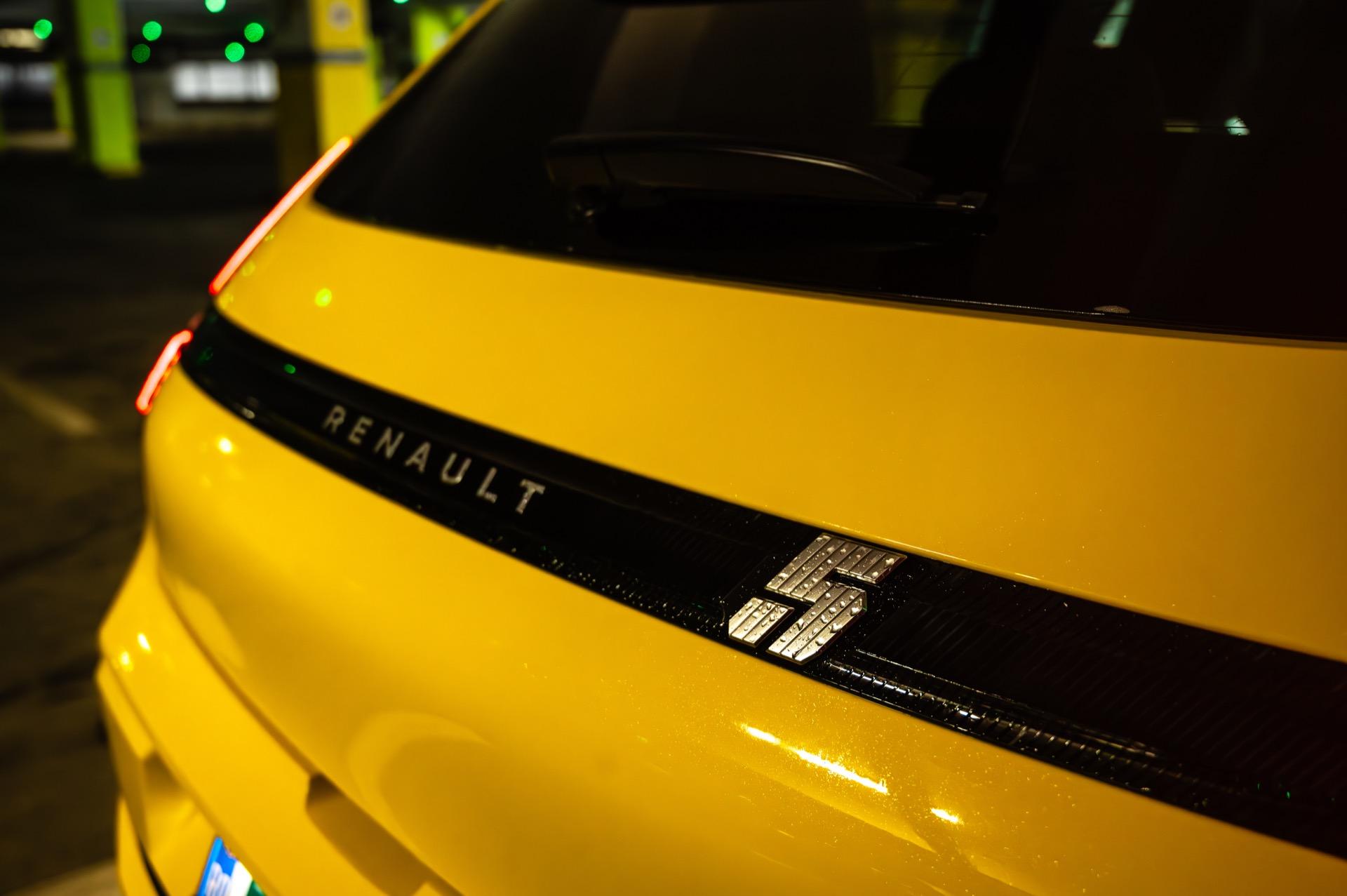 découvrez comment la renault 5 s'impose en tête des ventes de voitures électriques début 2026, éclipsant les performances décevantes de tesla.