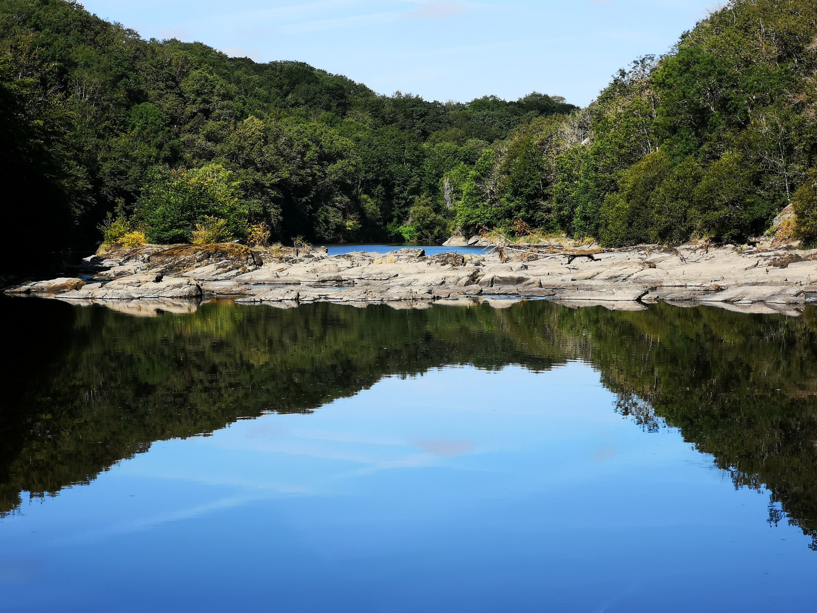 découvrez une saint-valentin inoubliable en pleine nature avec une randonnée romantique en creuse, entre paysages idylliques et moments partagés.