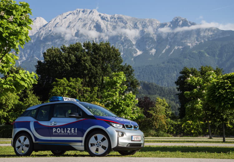 découvrez les raisons de l'abandon des voitures électriques par la police en autriche et les impacts sur la flotte policière nationale.