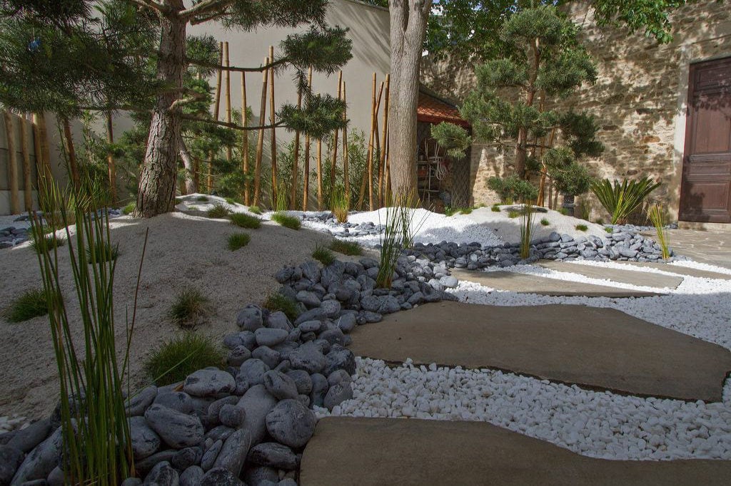 découvrez l'harmonie et la sérénité avec un jardin thaï zen, alliant design traditionnel et éléments naturels pour un espace apaisant et équilibré.