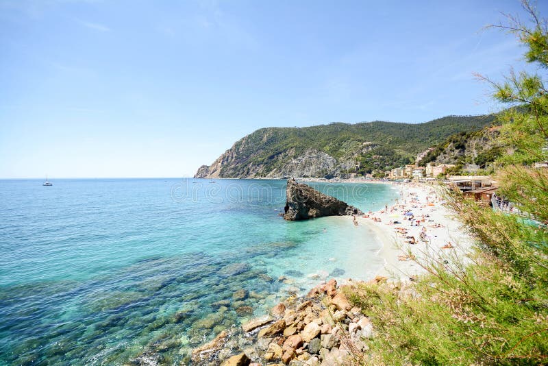 découvrez monterosso, le joyau des cinque terre, avec ses randonnées pittoresques et ses plages magnifiques pour des vacances inoubliables en italie.