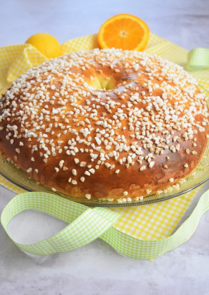 découvrez notre recette traditionnelle de mouna de pâques à l'orange, un gâteau moelleux et parfumé idéal pour célébrer les fêtes printanières en famille.